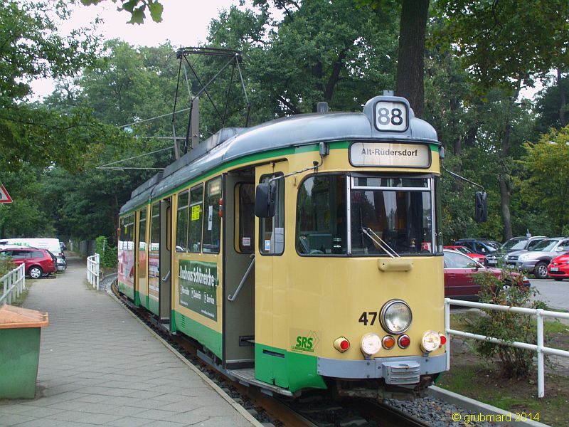 Zug der Sch&ouml;neicher-R&uuml;dersdorfer Stra&szlig;enbahn an der Endhaltestelle S-Bahnhof Berlin-Friedrichshagen