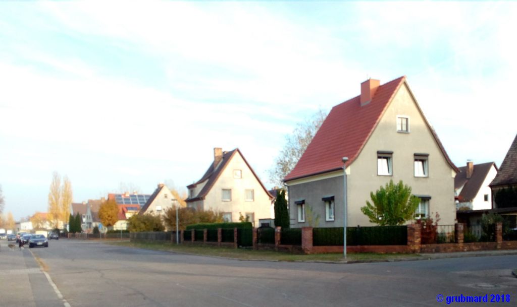 Einfamilienhäuser für Unteroffiziers- und Offiziersfamilien der SS-Wachmannschaften, heute Wohngebiet Hans-von-Dohnanyi-Straße.