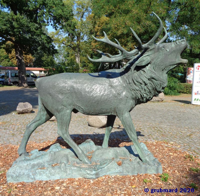 Bronze-Hirsch vorm Stadtpark-Tierpark