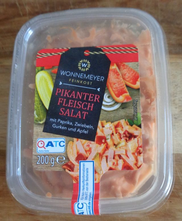 Pikanter Fleischsalat mit Paprika, Zwiebeln, Gurken und Apfel (Handelsmarke Wonnemeyer Feinkost)