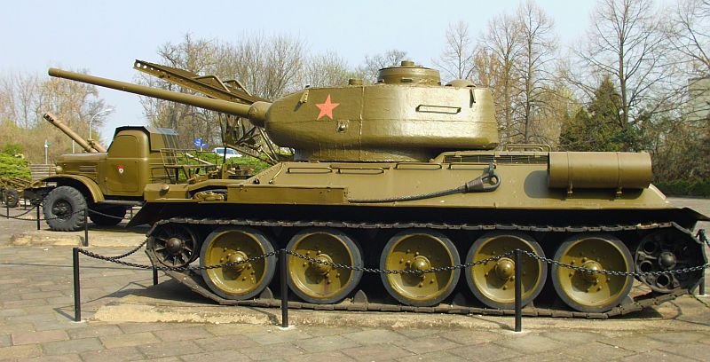 Panzer T 34-85 (Baujahr 1944 im Panzerwerk Sormowo bei Nishni Nowgorod), 500 PS Dieselmotor, Reichweite bis 250 km