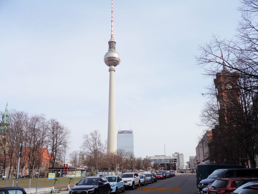 Park Inn-Hotel und Fernsehturm am Alex vom Nikolaiviertel aus