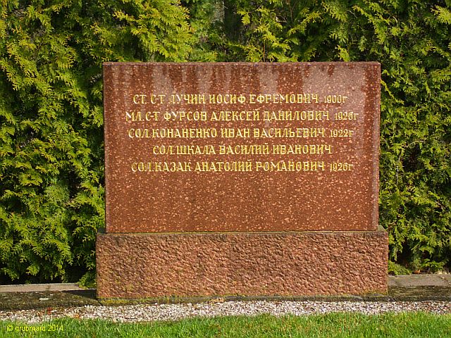 Gedenkstätte Seelower Höhen: Neuer sowjetischer Soldatenfriedhof - Grabstein für 5 Rotarmisten (19 bis 45 Jahre alt)