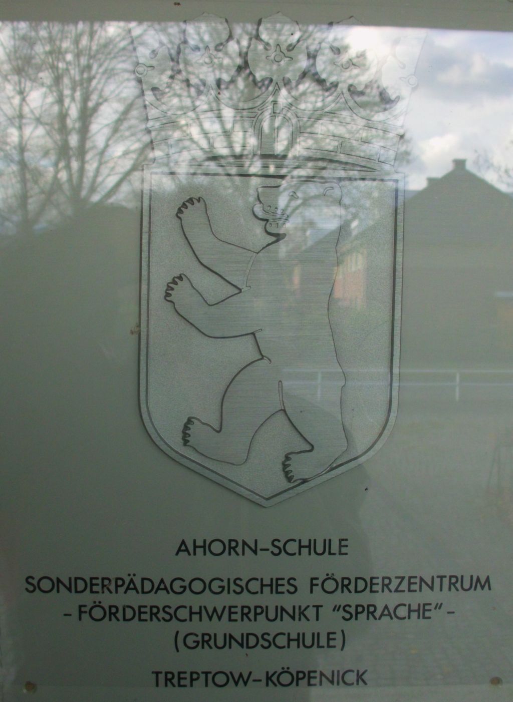 Schild Ahorn-Schule in Berlin-Friedrichshagen