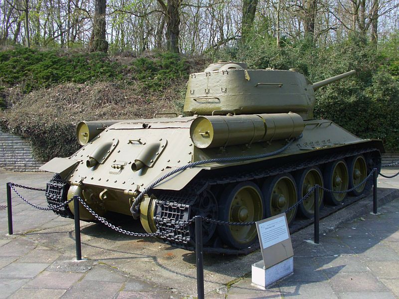 Panzer T 34-85 (Baujahr 1944 im Panzerwerk Sormowo bei Nishni Nowgorod), 500 PS Dieselmotor, Reichweite bis 250 km