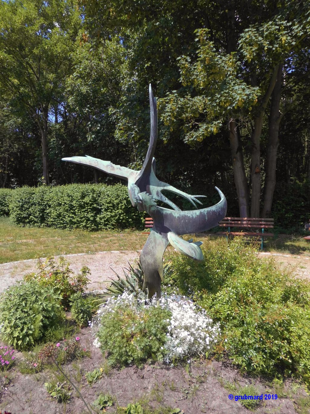 Hahnenkampf-Skulptur im Park des Seniorenheims