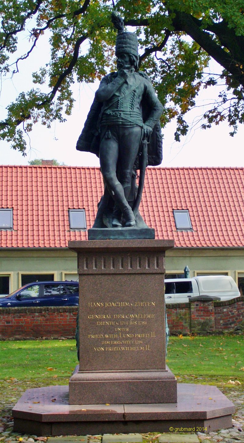 Denkmal für den preußischen Kavallerie-General Hans Joachim v. Zieten neben dem Brandenburg-Preußen Museum Wustrau