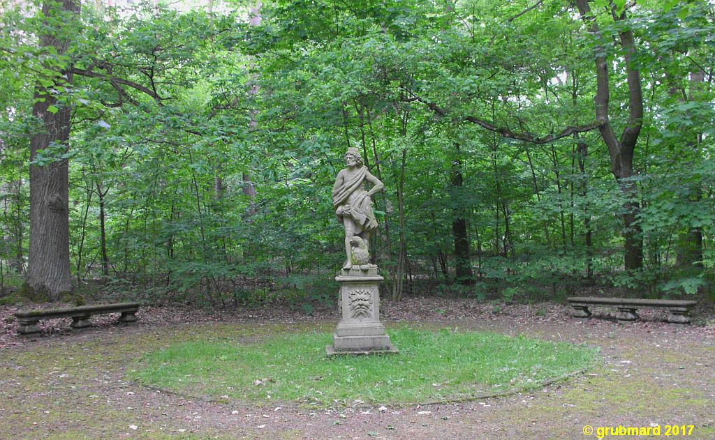 Zeus-Statue am Ende der Sichtachse vom Schloss durch den Park zum Wald