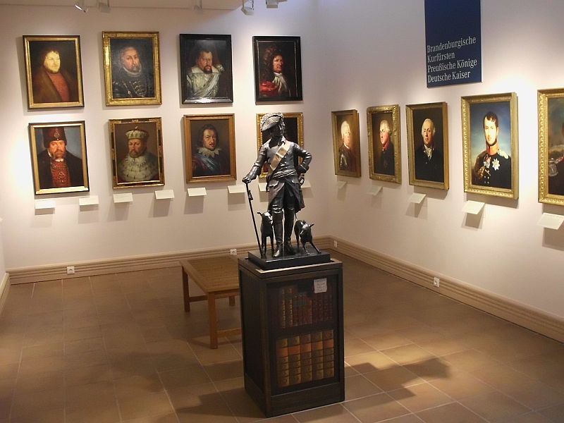 "Ahnengalerie" brandenburgischer Kurfürsten und preußischer Könige aus dem Haus Hohenzollern im Brandenburg-Preußen Museum Wustrau