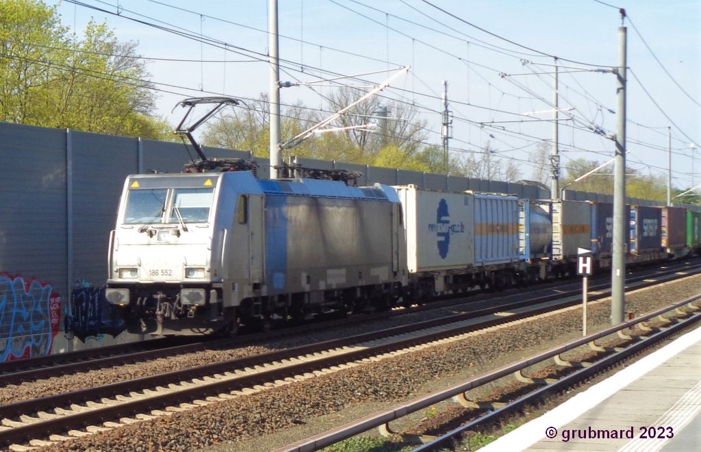 E-Lok 186 552 mit Güterzug am Bahnhof Bln.-Friedrichshagen