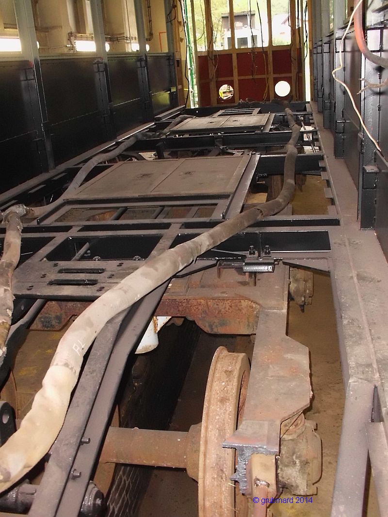 Entkernter Innenraum eines historischen Gerätewagens (im Wiederaufbau) der SRS
