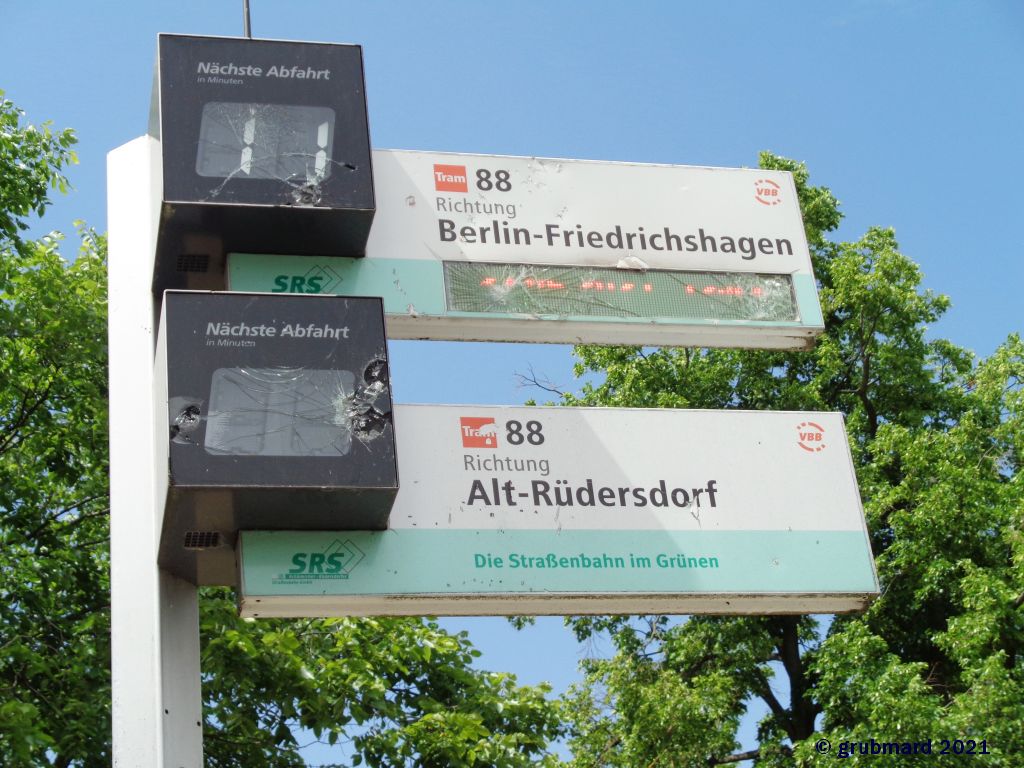 Vandalismus - beschädigte Abfahrtinformation an der Haltestelle Schöneiche-Grätzwalde (6.2021)