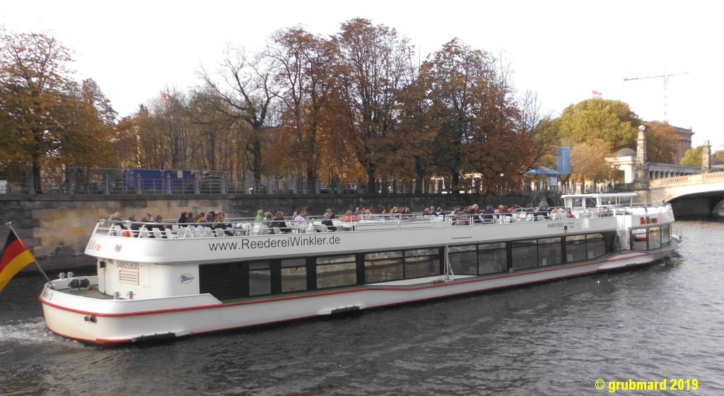 MS &apos;Bellevue&apos; auf der Spree am Berliner Dom