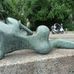 Bronze-Skulptur »Liegende« (von Henry Moore) in Berlin