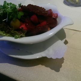 Rote Beete Salat mit Apfelstücken