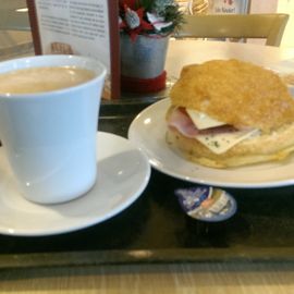 großen Kaffee gut belegtem Bagel