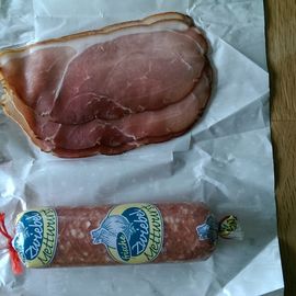 frischer Knochenschinken und Zwiebelwurst