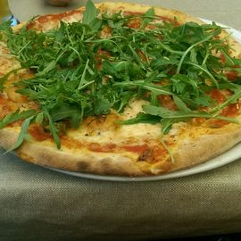 Pizza mit Scampi, Rucola, Tomaten und Käse