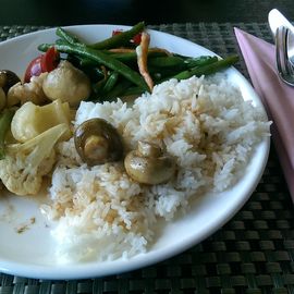 Reis, Thai-Curry-Huhn, gebratene Pilze und grüne Bohnen (erster Hauptgang)