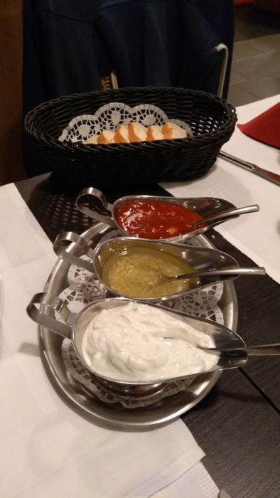 Soßen und Tzatziki zu meinem Grillteller 