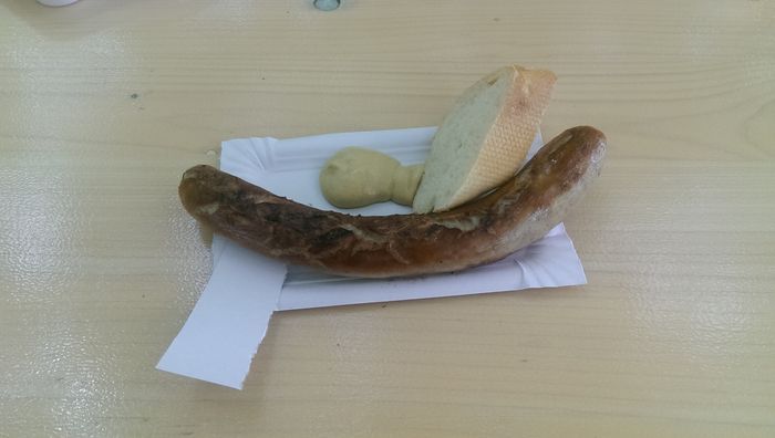 Bratwurst von Fleischerei Timmerberg (ganz bekannt hier in der Gegend) mit Senf