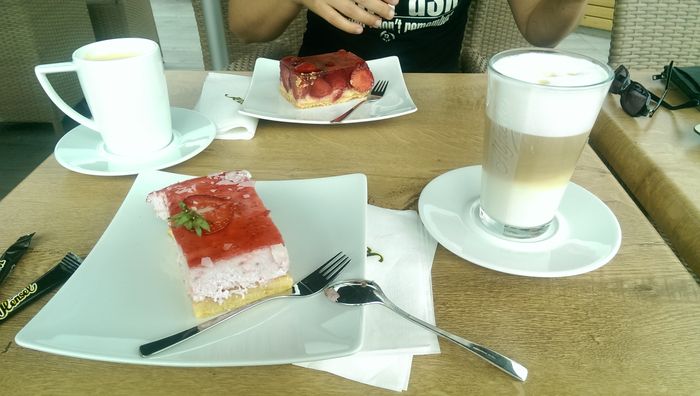 Erdbeerschnitte mit Kaffee creme in groß, sowie Erdbeer-Sahne Schnitte mit Latte Macchiato