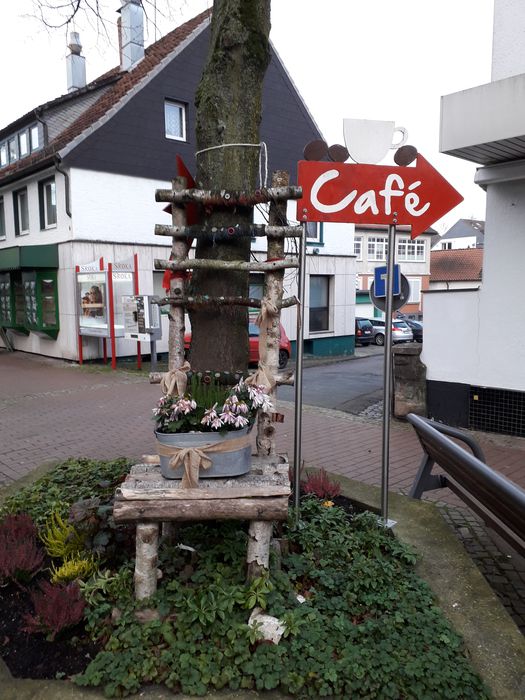 Deko vor dem Geschäft auf der Straße 