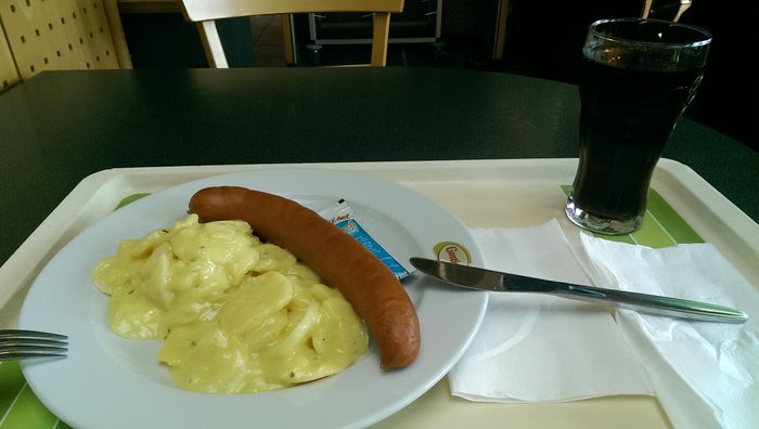 Kartoffelsalat, Bockwurst mit Bautzener Senf und Coca Cola 