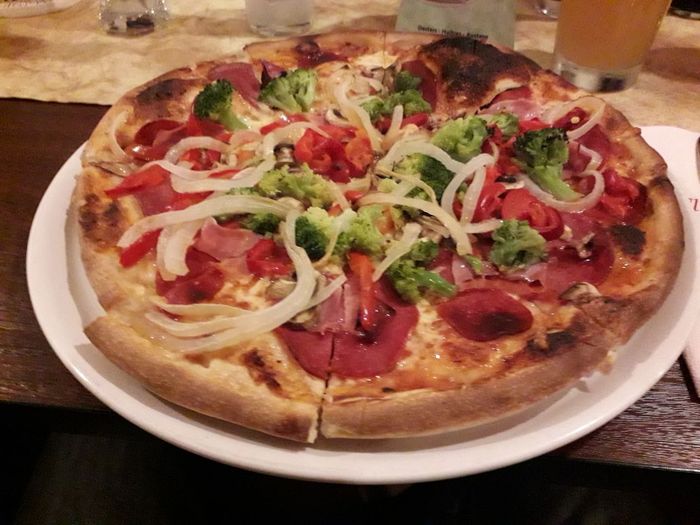 Pizza mit Salami, Broccoli, Zwibeln..., 32 cm