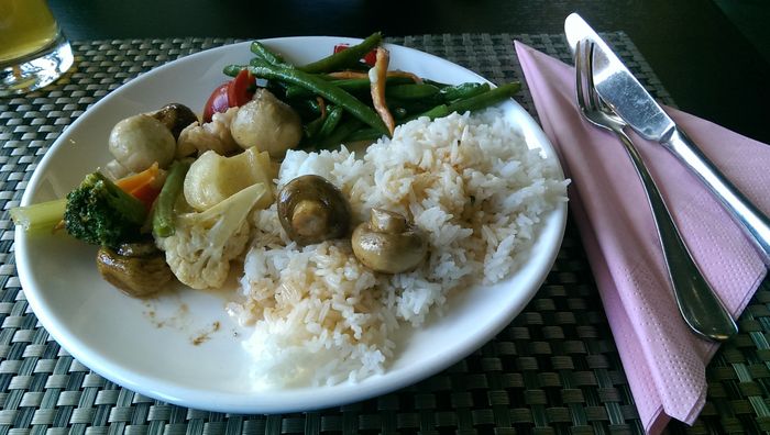 Reis, Thai-Curry-Huhn, gebratene Pilze und grüne Bohnen (erster Hauptgang)