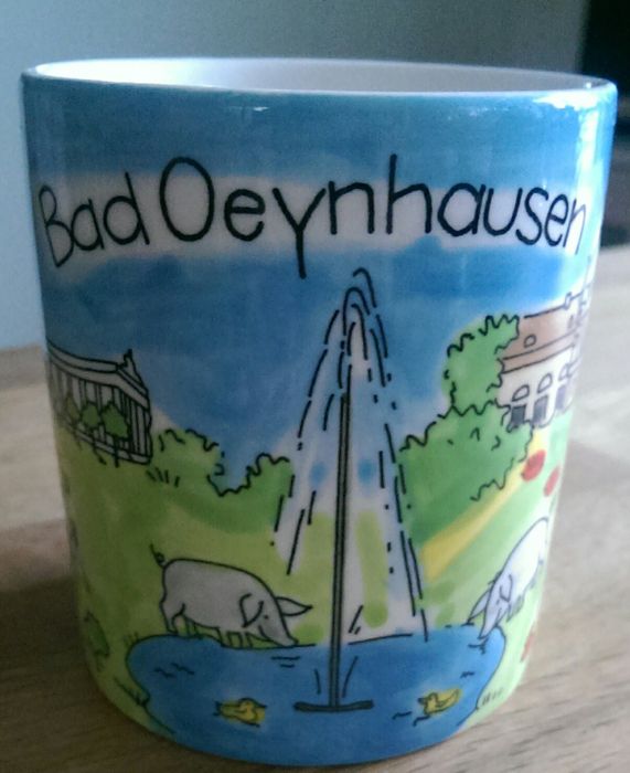 Unikat, Teetasse mit Sehenswürdigkeiten von Bad Oeynhausen, hier im Vordergrund der Schweinebrunnen