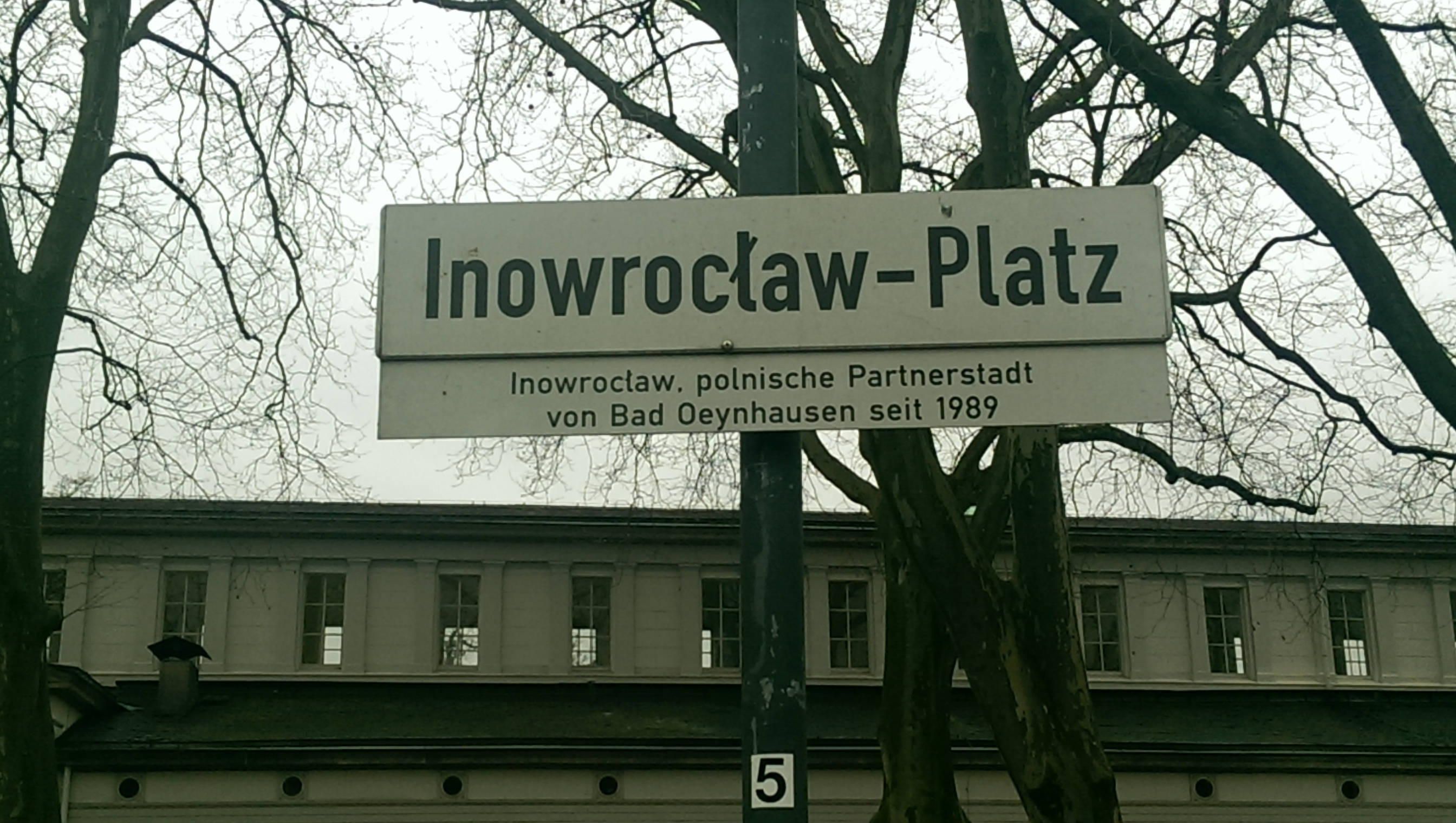 Gedenkplatzschild zur Partnerstadt in Polen