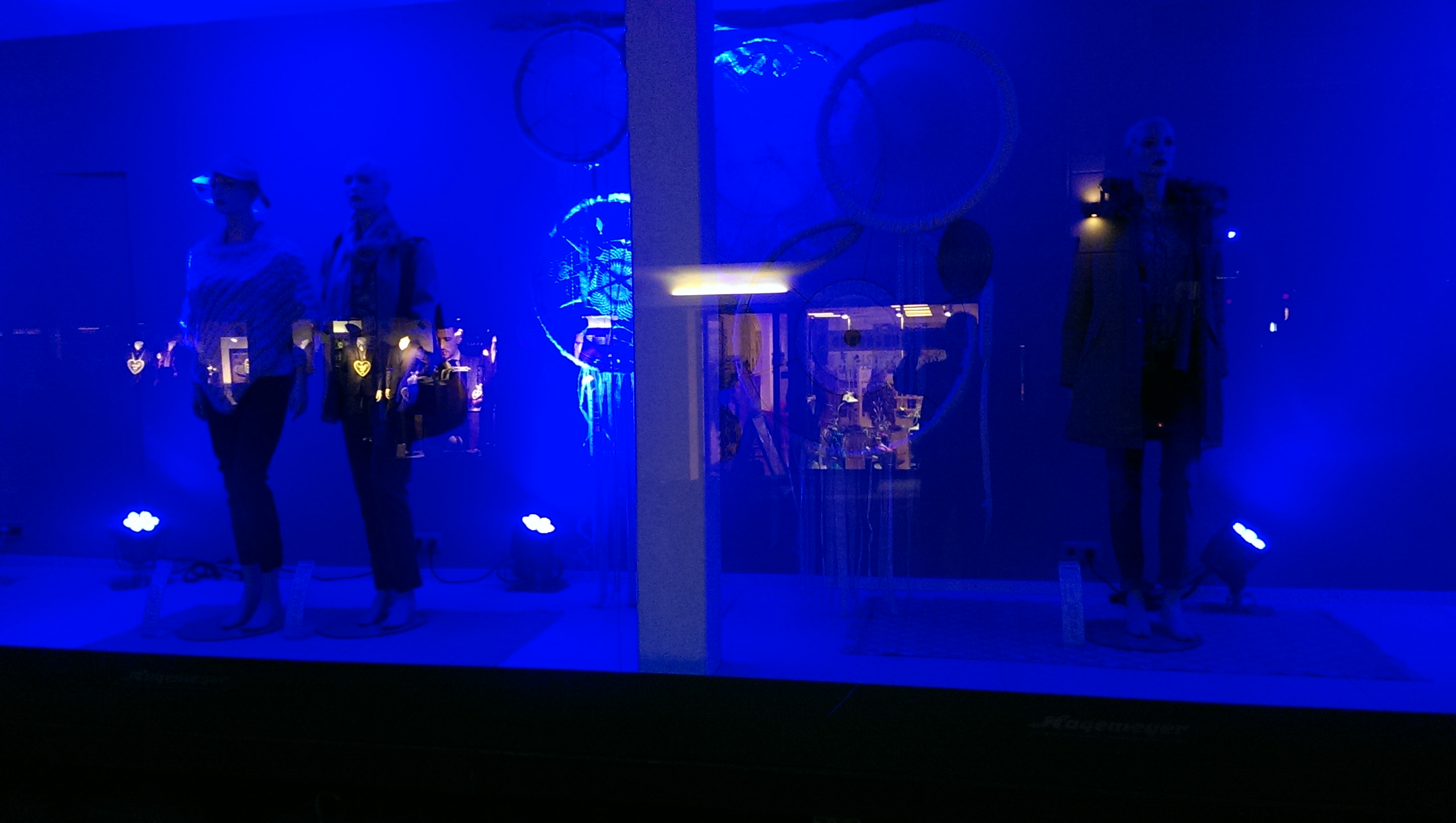 das Modehaus Hagemeyer hatdie komplette Fensterfront blau beleuchtet