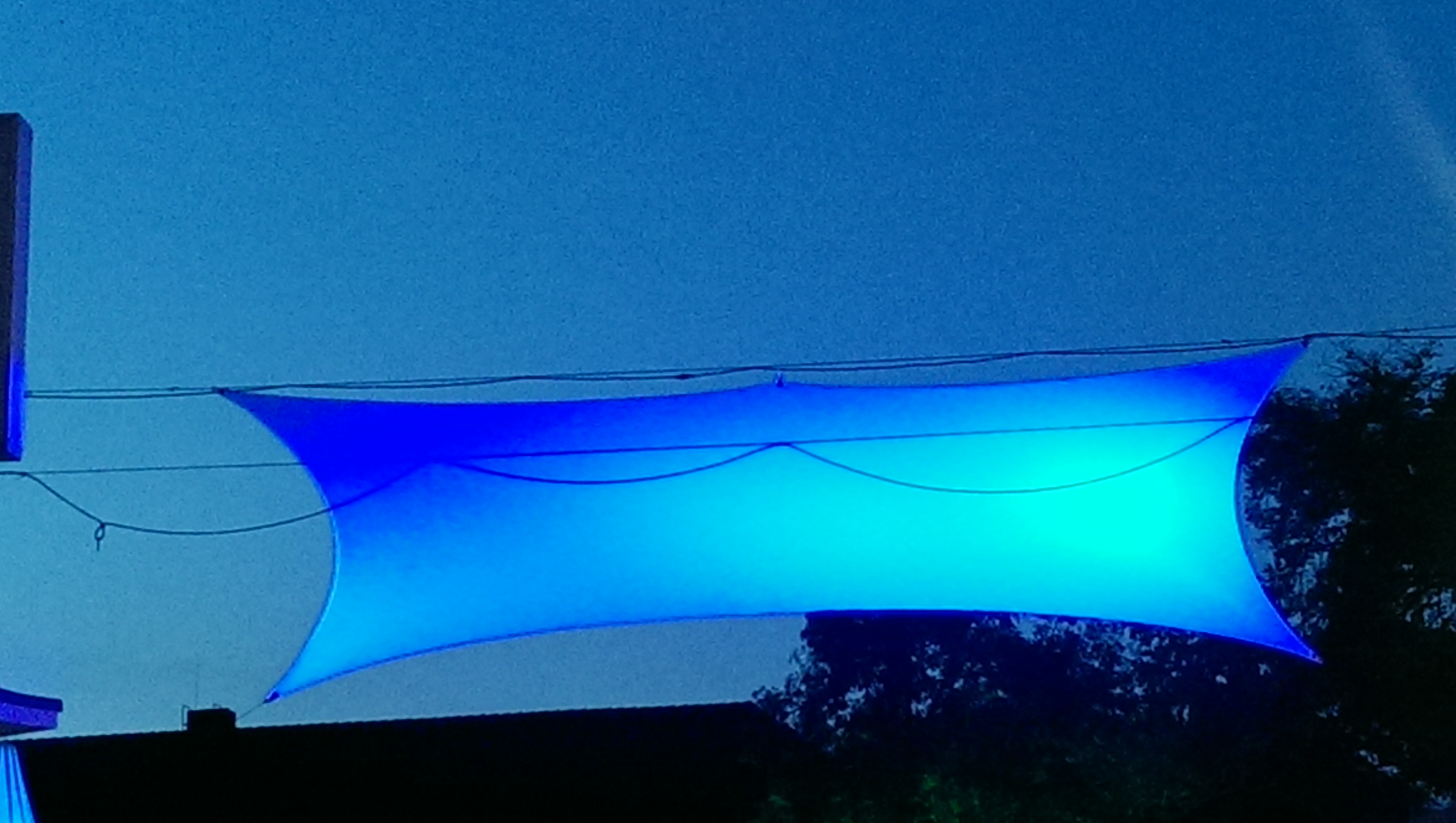 blaues Transparent über der Klosterstrasse
