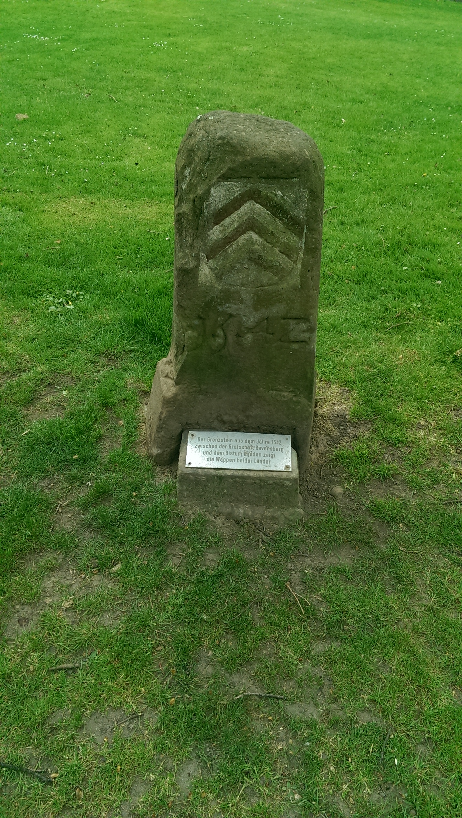 hier der Grenzstein von vorne - er zeigt die Wappen der Grafschaft Ravensberg und des Bistums Minden von 1542 - steht im Kurpark von Bad Oeynhausen