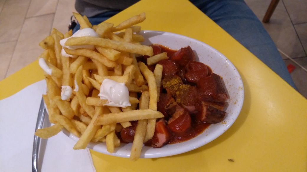 Currywurst, Pommes, Mayonnaise