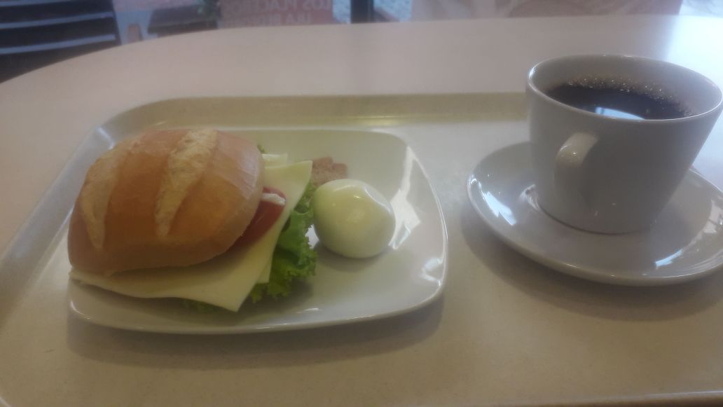 Brötchen, Ei und Kaffee