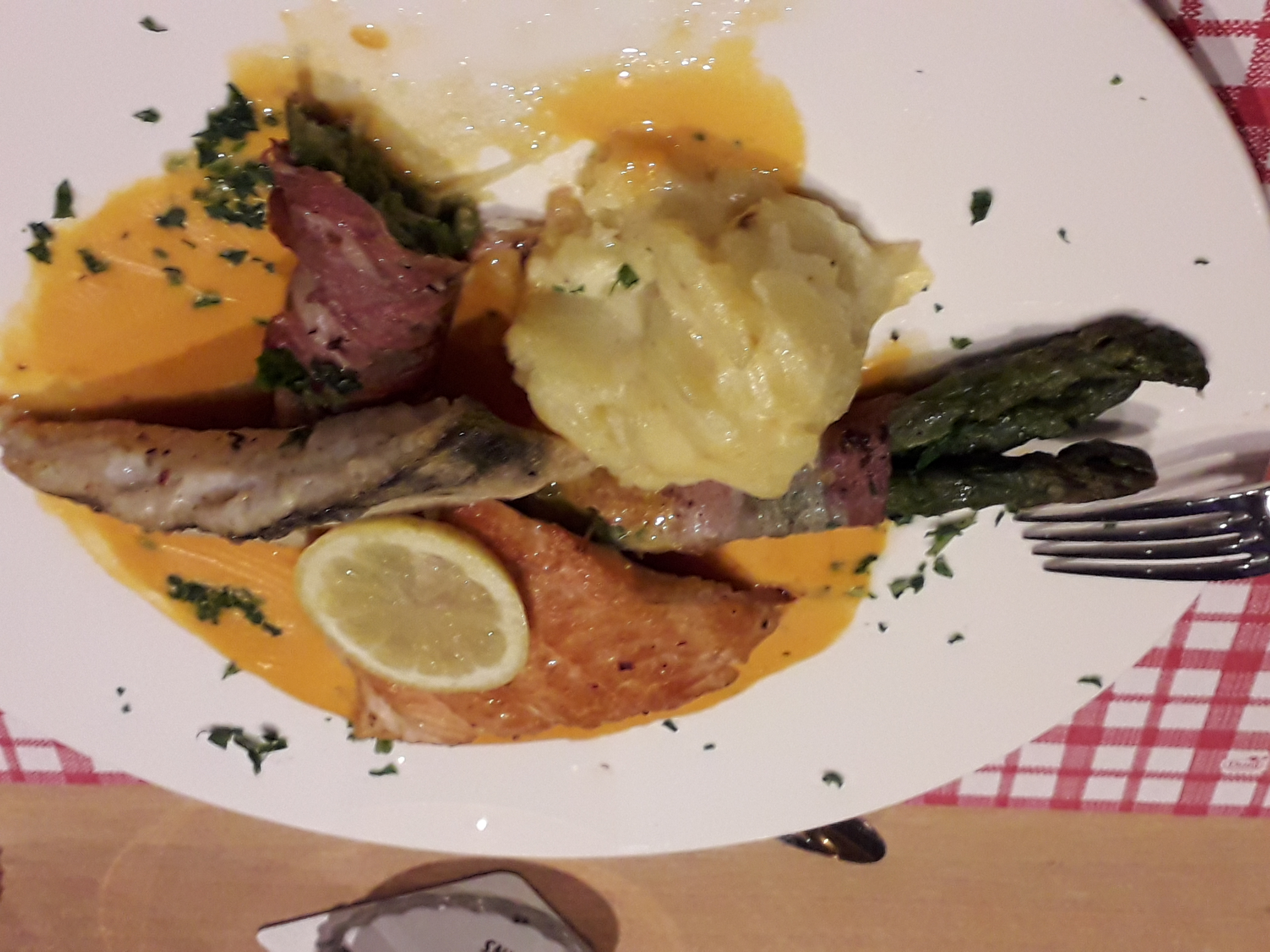 Duett vom Fjordlachs und knusprigen Zanderfilet auf grünem Spargel mit Speck  an Hummerschaum und Kartoffelgratin