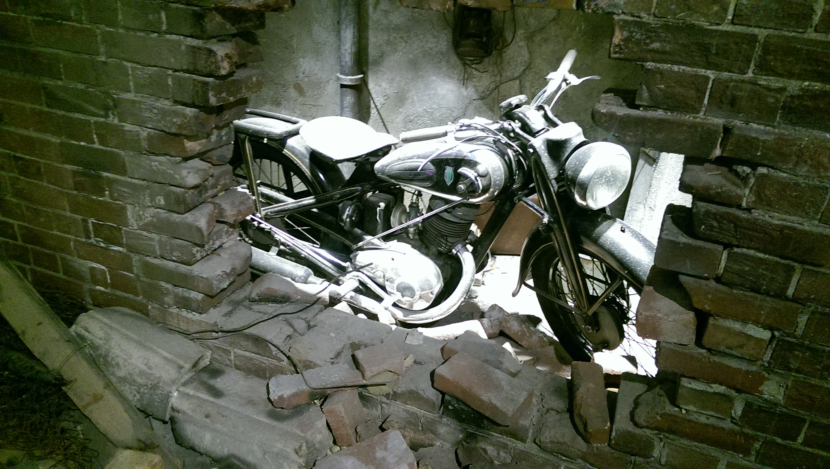 das eingemauerte Motorrad, um vor dem zweiten Weltkrieg zu entfliehen