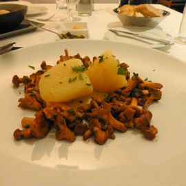 Pfifferlinge Natur mit Kräutern und Zwiebeln dazu Salzkartoffel (als Vorspeise 14,00 €)