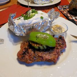 Knoblauchsländer Schlemmersteak mit Folienkartoffel, gemischtem Salat und Kräuterbutter (13,90 €)