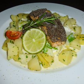 Lachsfilet mit Mohnkruste, dazu Kartoffeln
und Rahmlauchgemüse (17,50 €)