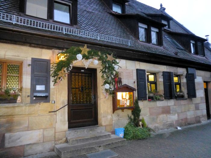 Eingang seitlich vom Hof, der im Sommer in einen schönen Biergarten verwandelt wird. Jetzt hängt hier allerdings im Februar noch die Weihnachtsdeko;-)))