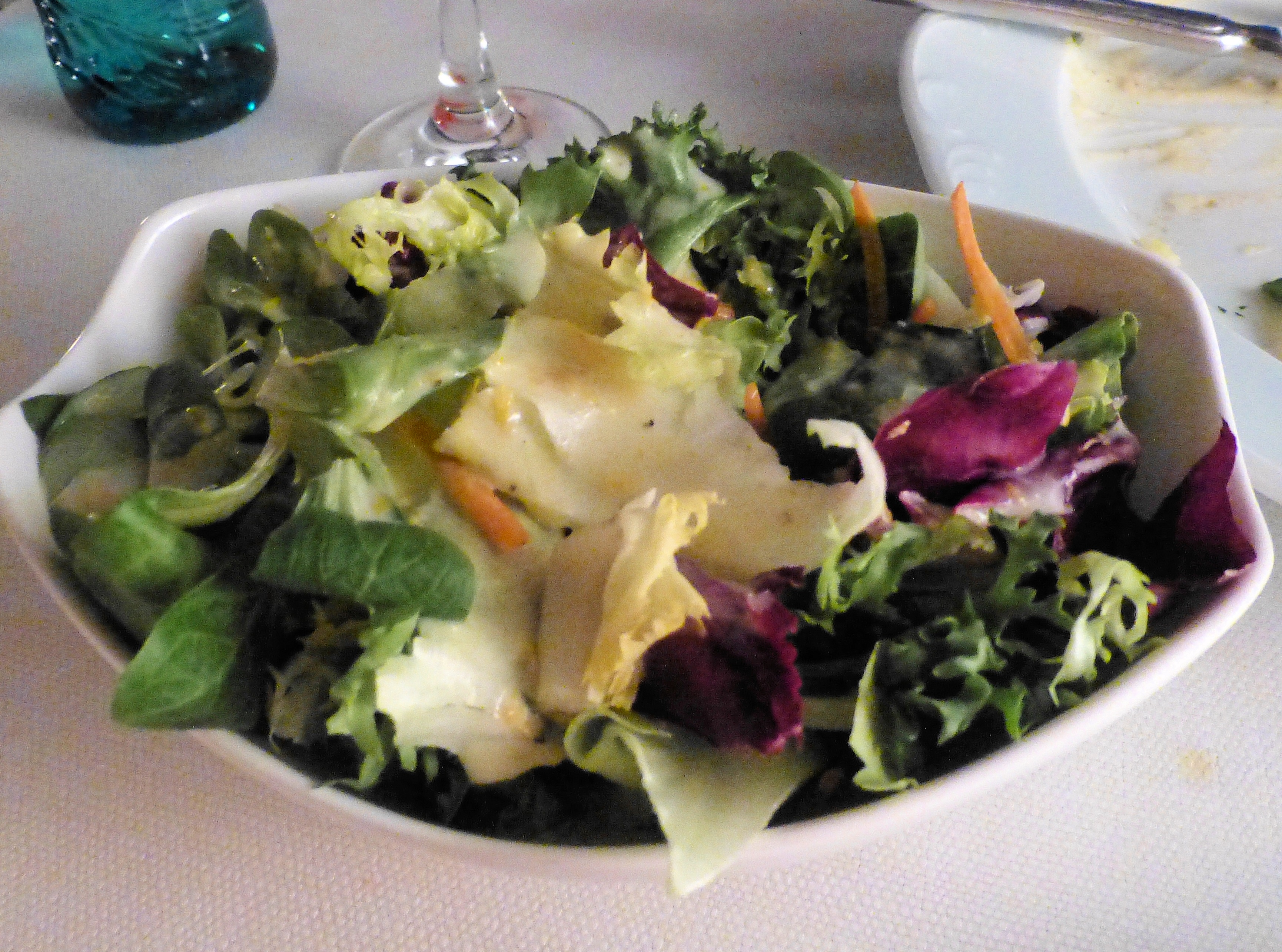Beilagensalat zum Lachs, identisch mit dem Vorspeisensalat, nur ohne Pilze