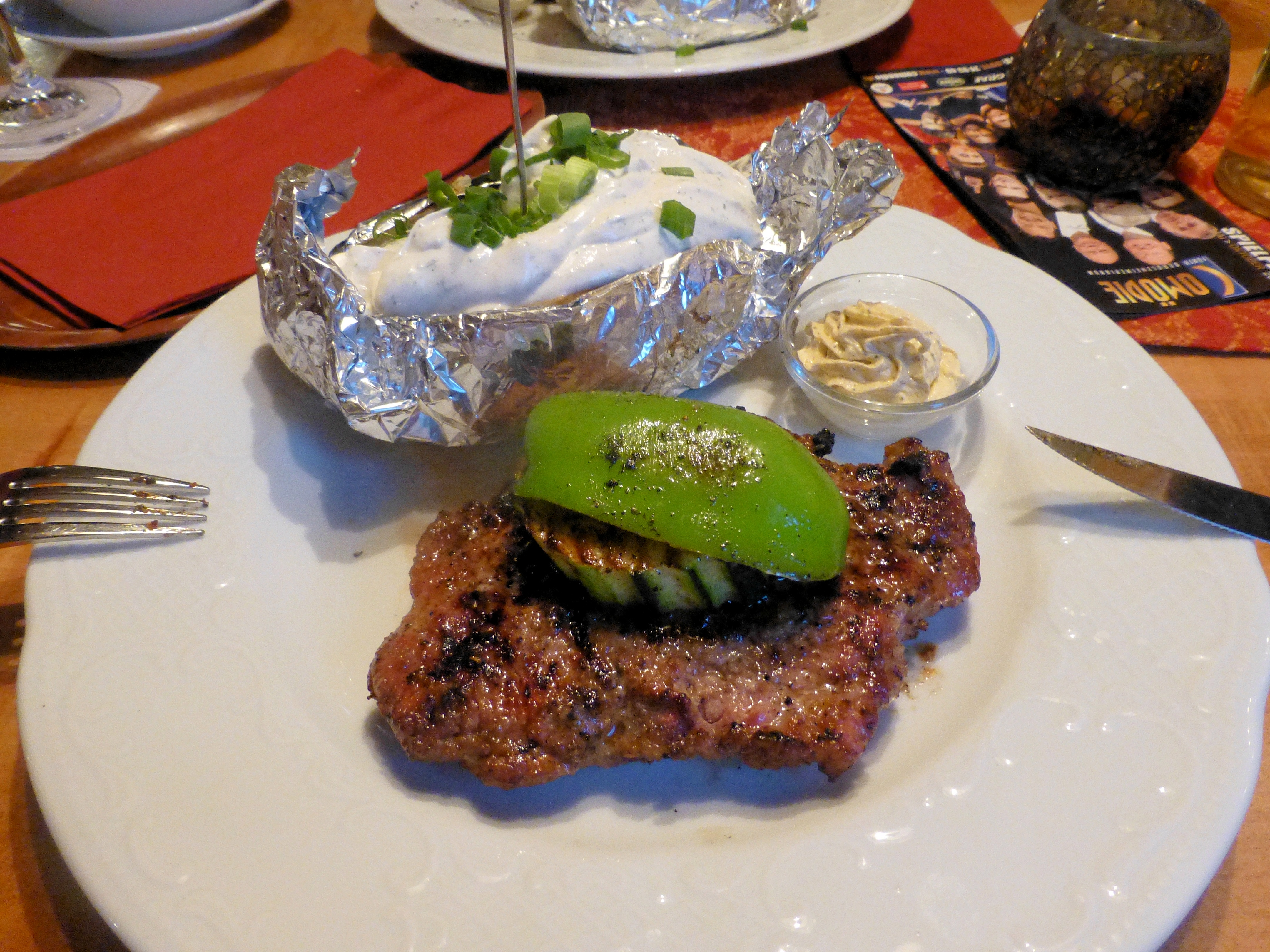 Knoblauchsländer Schlemmersteak mit Folienkartoffel, gemischtem Salat und Kräuterbutter (13,90 €)