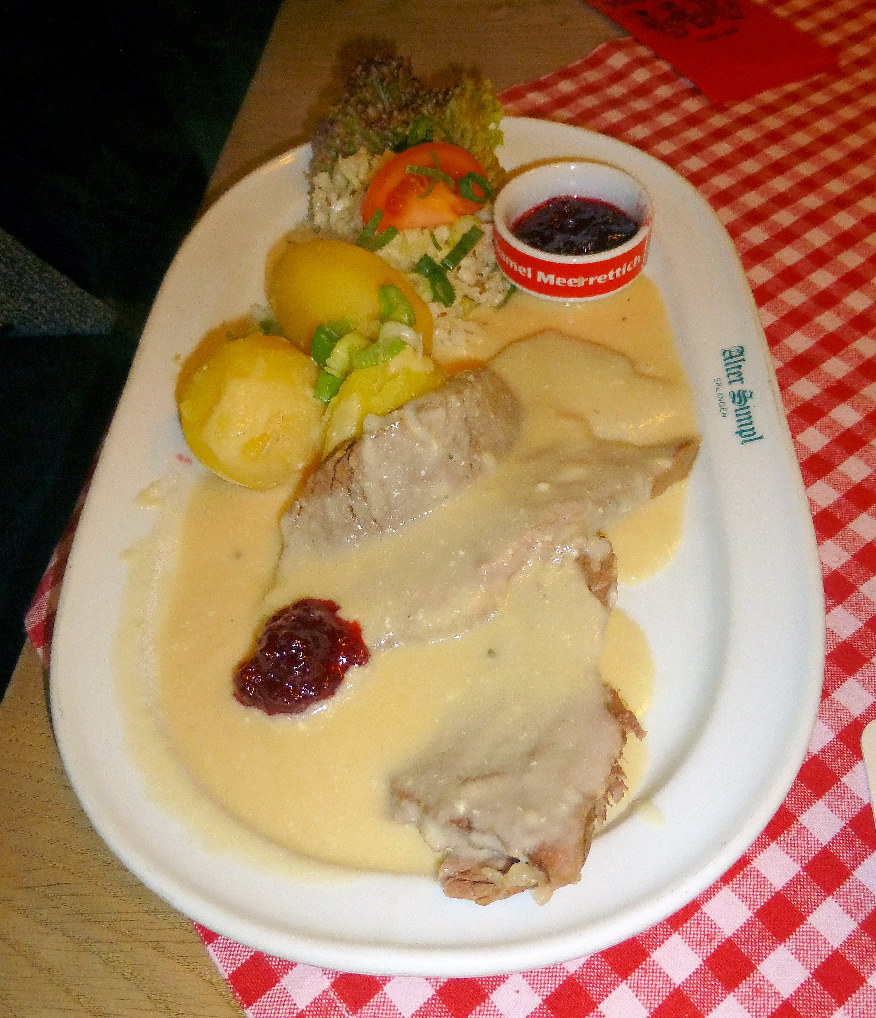 Ochsenfleisch mit Meerrettichsoße und Preiselbeeren