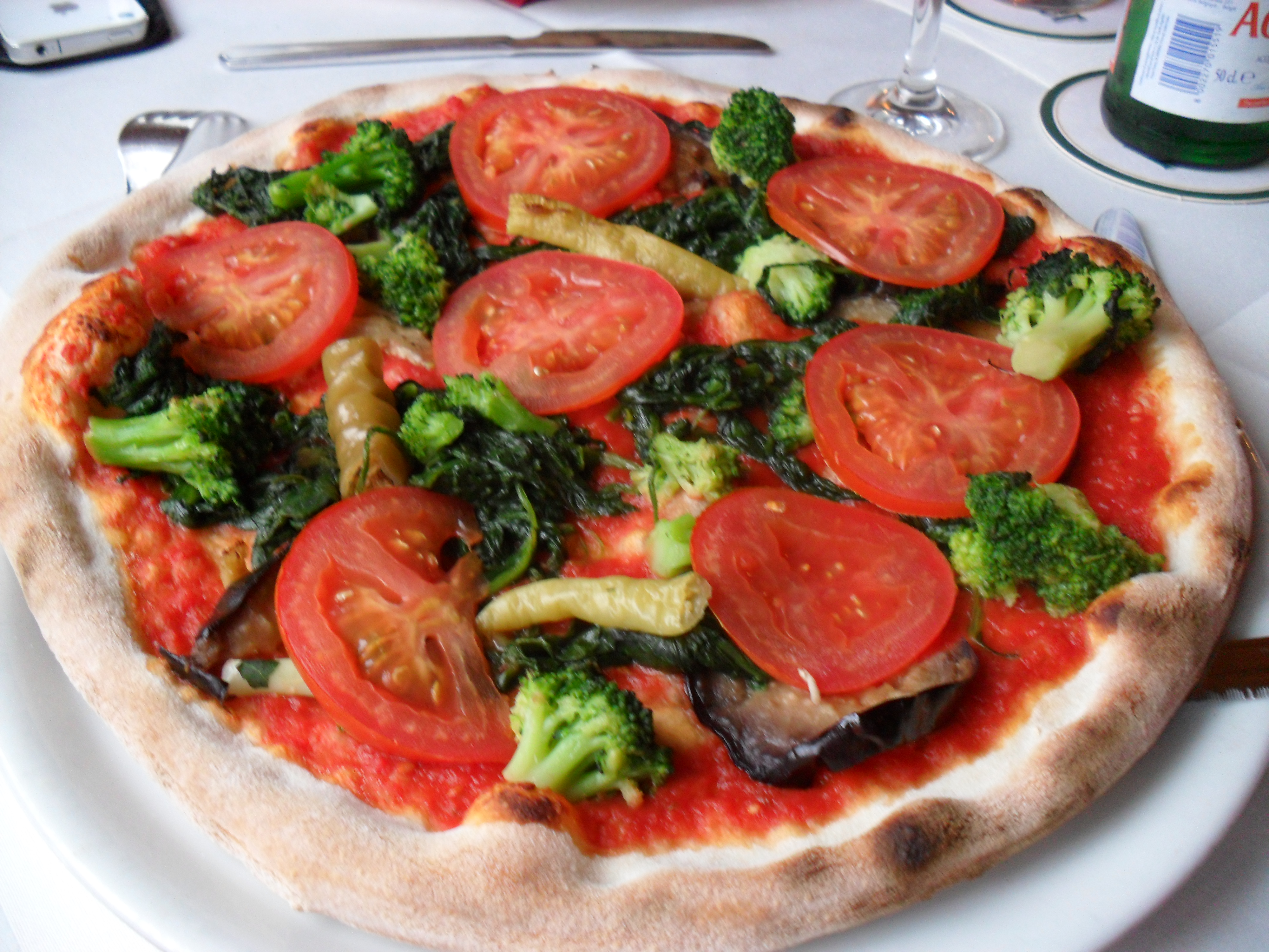 Pizza Vegetale 
ohne Käse mit Tomaten <3