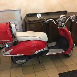 Vespa im Eingangsbereich des Lokals