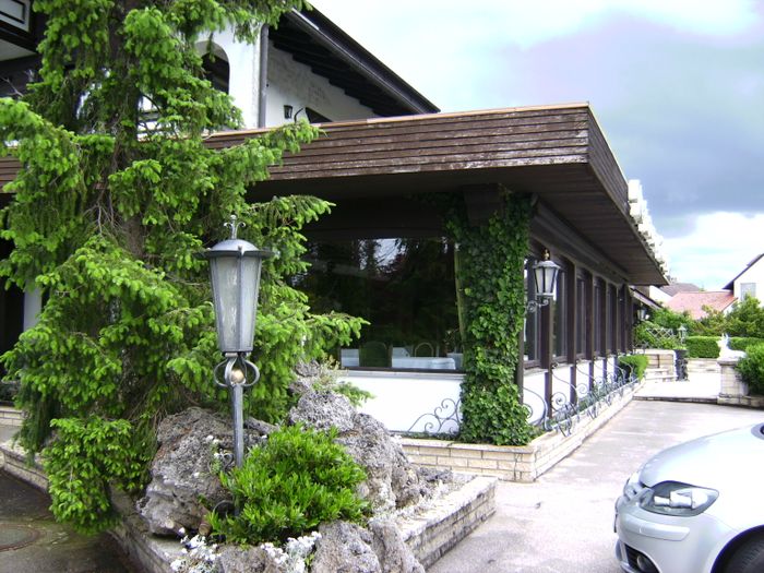 Blick auf die Fensterfront des Restaurants 