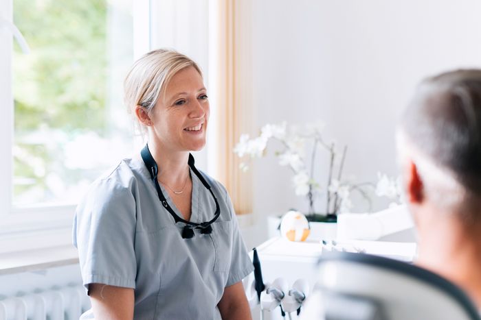 Frau Dr. Anika Braun bei der Zahnbehandlung eines Patienten